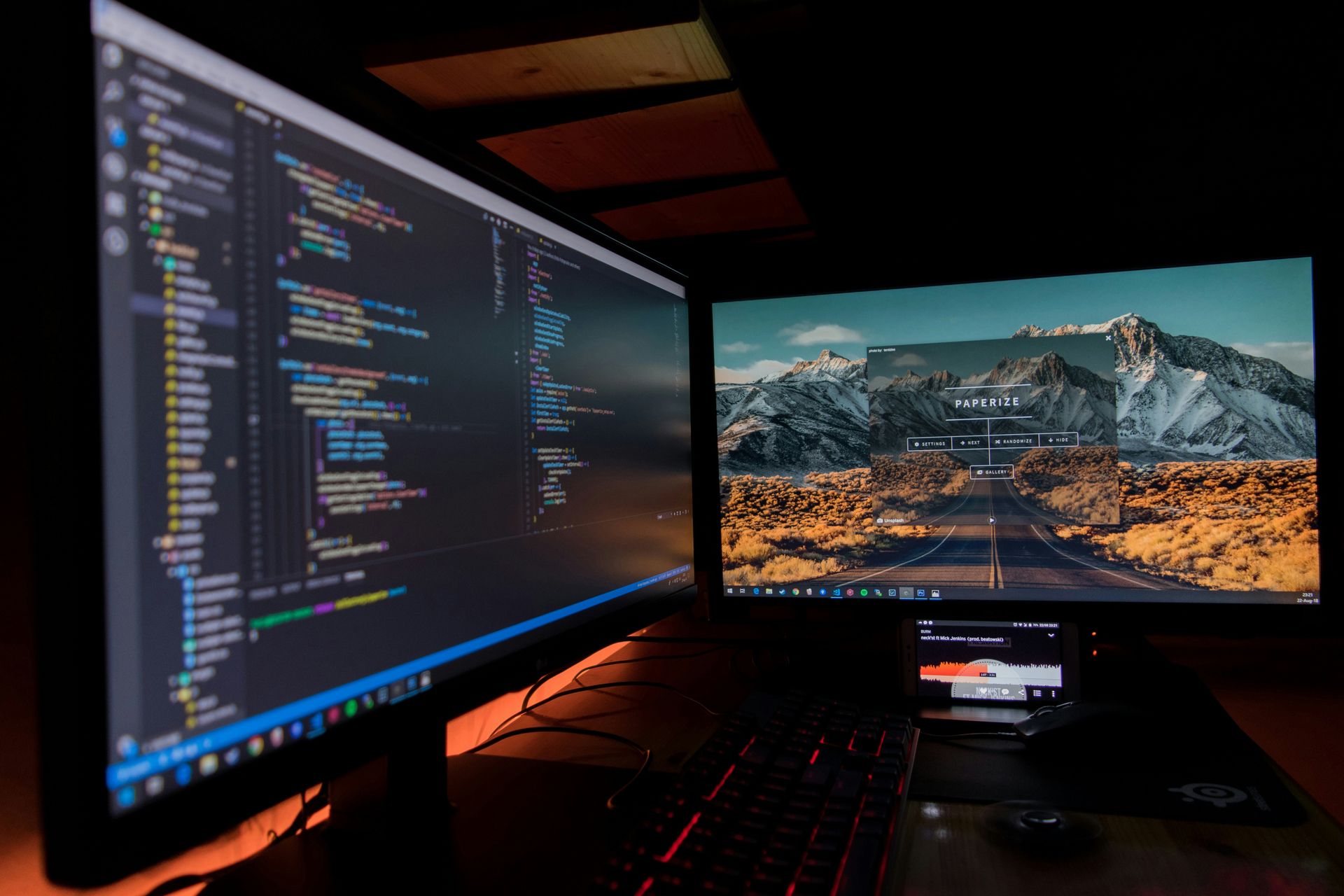 Bild mit Bildschirm und Programmierungscode