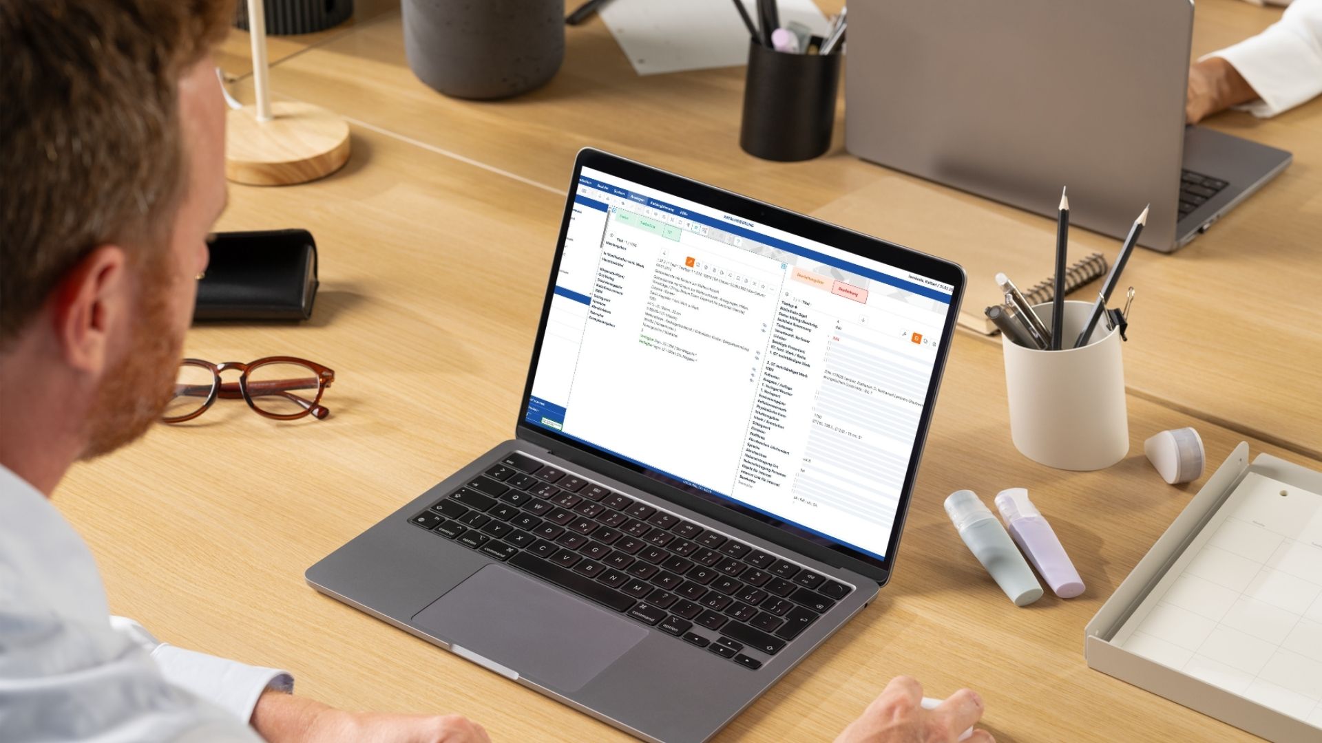 Ein Laptop zeigt den Web-Client des Bibliotheksmanagementsystem BIS-C  PLUS 